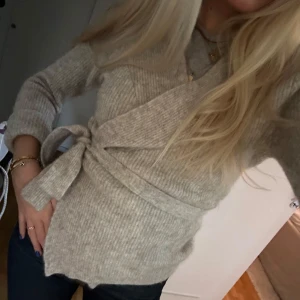 Mohair tröja - Stickad tröja som man knyter omlott. I väldigt fint stickat material och känns väldigt dyr!!! Så fin med tisha under eller bara som den är (på bilden har jag grå tisha under men annars är den v-ringad). Perfekt till hösten🥰😍
