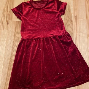 Hemsydd klänning - Så fin klänning!! Perfekt till jul 🎄  Passar strl 130! Min dotter hade den i 9-års åldern. Mycket fint skick! 