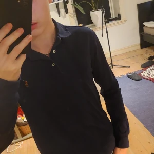 Ralph lauren långärmad piké - Säljer denna feta lånärmade ralpj lauren pikén för att den börjar bli för liten. Skick 9/10 inga defekter alls Nypris: ca 1200kr Hör av er vid frågor!
