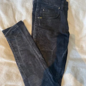 Svarta Tiger of Sweden jeans  - Tja! Säljer nu mina asfeta tiger of Sweden jeans med en skön tvätt! Bra skick.