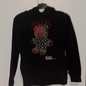 Phillipp plein junior - Nästan helt oanvänd phillipp plein hoodie som kostar 2500 ny. Skick 9-10 Kan sänkas vi snabb affär