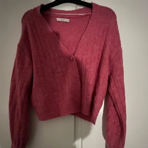 Rosa kofta  - Koftan är Storlek S, använd ett par få gånger och tvättad cirka 2 gånger. 