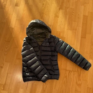 Colmar dunjacka - Dunjacka från Colmar, använd delvis under en vinter! Jackan är i fint skick och har inga skador❄️💕 Hör av er vid frågor!