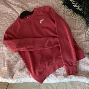 Nike sweatshirt - Mörkrosa Nike sweatshirt, använd fåtal ggr! Skön och lätt, inte för tjock! 🥰