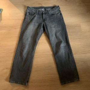 Grå jeans i normal passform - Säljer ett par arrow low straight jeans i färgen grå från weekday. Storlek 30W 30L och passar mig som oftast bär S. Köpta för 500kr men säljer för 200kr, sparsamt använda.