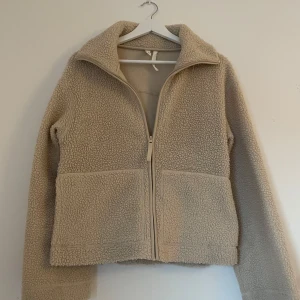 Teddyjacka HM - Jättefin och sparsamt använd teddyjacka från HM. 
