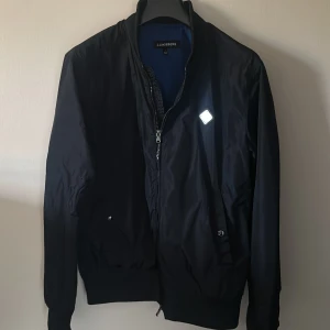 J.Lindeberg Jacka - Säljer denna snygga J.Lindeberg jackan i toppen skick.