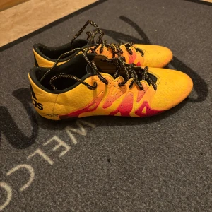 Adidas X fotbollskor - Det är en gammal adidas fotbollsko modell som inte finns längre. Den är i bra skick. Priset kan sänkas. 