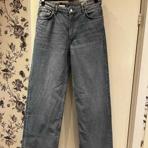 Blåa jeans  - Blåa jeans från Monki, storlek W30. Endast testade, superfint skick! Skriv privat vid frågor💗