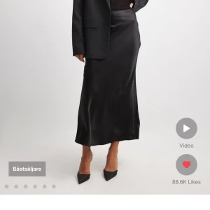 Satin kjol - Satin kjol från Nakd! Aldrig använd då den är för stor i midjan för mig! Skriv för bilder på!