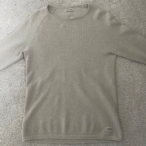 Beige Jack & Jones tröja - Bra skick, storlek xs, pris 149kr