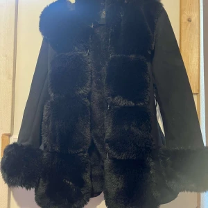 Päls jacka - Ny pris 2500kr Storlek L men sitter mer som en S/M, då jag själv är det 