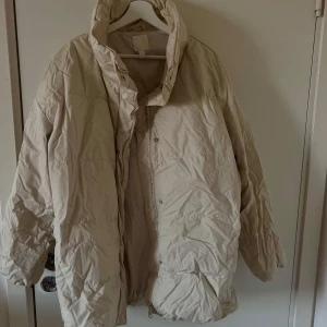  jacka beige - Jacka i beige färg, användes 1 år, i bra skick. 