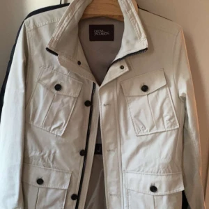 Oscar Jacobson jacka - Säljer denna jacka från Oscar Jacobson i storlek M-L. Jackan är som ny. Skriv om du har några frågor.
