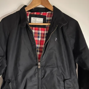 Svart jacka från Peak Performance - Säljer en snygg svart jacka från Peak Performance i storlek M. Perfekt för hösten! Den är i bra skick.