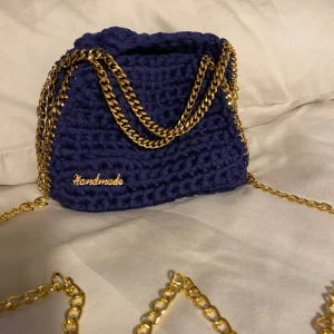 Väska  - Egenvirkad Stella McCartney liknande väska, i marinblå färg med guldkedja 💙 (Märket går att ta bort)
