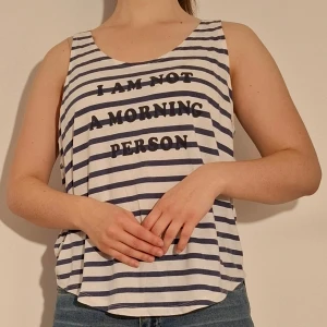 Blårandigt pyjamaslinne - Blårandigt pyjamaslinne med texten "not a morning person" på.  (Sista bilden visar tröjans material)