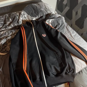 Fred Perry - Fred Perry hel zip  Riktig snygg tröja som passar höstens färger 🍁 Helt oanvänd men ingen pris lapp  Bara att höra av sig 