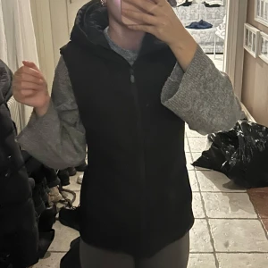 Zara väst - Superfin zara väst, har använt den kanske tre gånger max.💕Den är storlek S men passar XS galant