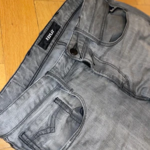 Replay Anbass - Sjukt feta Replay jeans i modellen anbass, storlek W28 L32 | Inga defekter | Kom med frågor om ni undrar något!🙌⭐️🤝