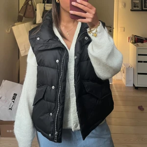 Väst - h&m - Jättefin svart väst från h&m, perfekt nu till hösten Storlek xs, men passar även s Knappt använd 