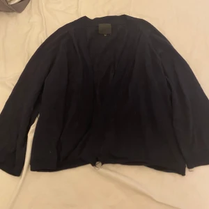 Blå kofta i storlek XL - Säljer en klassisk blå kofta i storlek XL. Men passar mig som bär typ s vet inte hur men ja. Perfekt för både vardag och lite finare tillfällen. Den är mjuk och bekväm, med tre kvarts ärmar och en enkel design som passar till allt. Ett måste i garderoben! 🖤 