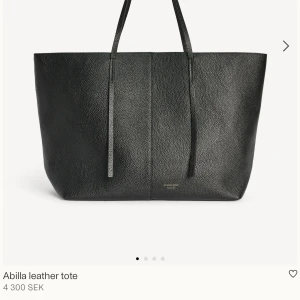 Malene briger väska Abilla leather tote  - En stor och praktisk väska i ny skick har använt ca tre gånger på hotell vistelser. Ny pris 4 300kr.