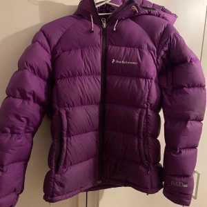 Peakjacka  - Peakjacka storlek S Hel och fin, inga hål. Bara en liten fläck på luvan som går att anmärka på❄️