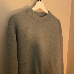 En fin blå/grön tröja - Använd ett tal gånger, rätt så bra skick, men kommer tyvärr aldrig till användning💞