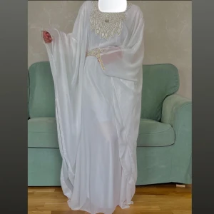 Klänning - Helt ny och oanvänd. Den passar alla storlekar, har ett bälte på insidan som man kan anpsassa till sin midja. 