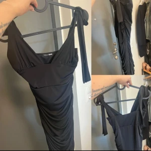 Klänning svart  - Passar mig som är mest M men tajt. 