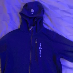 Sail 🥑 racing - En mörkblå sailracing i mycket fint skick. Inköpt förra året från kidsbrandstore, 1000kr. Pris är inte hugget i sten!