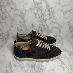 Louboutin - Ett par Louboutin i storlek 41 passar 42 de är i bra skick och knappt använda