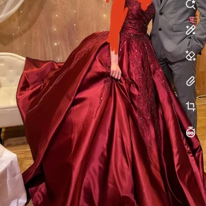 BrudKläning - Superfin vinröd klänning, med väldigt bra kvalitet på tyget. Den är satin med många pärlor som lyser.  Storlek är 34-36, det går att justera som det passar dig eftersom det finns ett rep.  Skicka pm om ni har frågor eller vill ha mer bilder.  