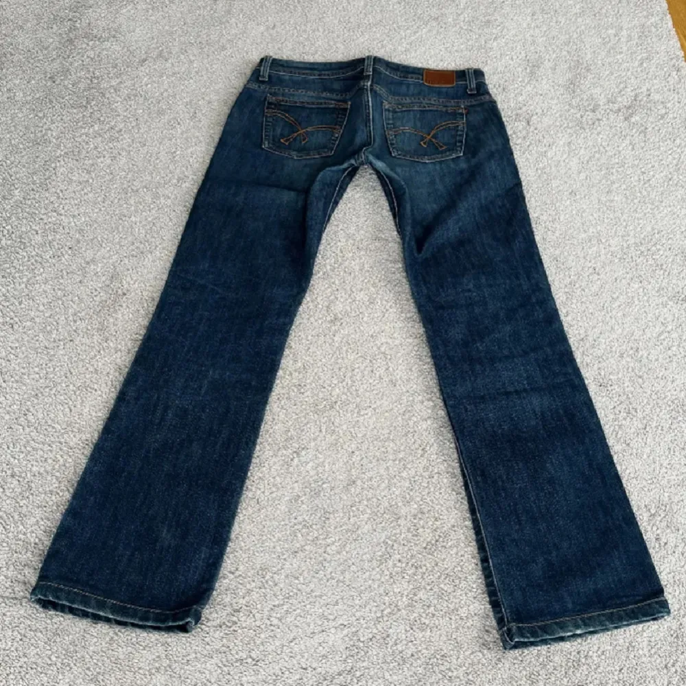 Midja: 80, innerben: 76. Lågmidjade bootcut jeans, vintage från Big Star. Jag är 172 cm och passar mig perfekt i längd. Använd gärna ”köp nu” Köparen står för frakten💗💗. Jeans & Byxor.