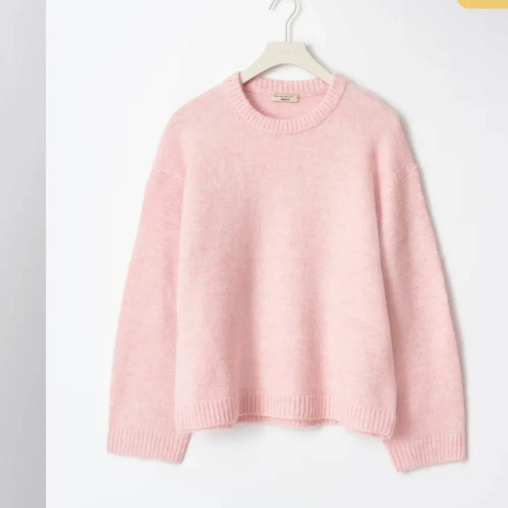 snygg och slutsåld knitted sweater från gina i rosa färg! knappt använd inga defekter💗 kan tänka mig byta mot xs eller marinblå i xs. säljer inte för mindre än 400kr. Stickat.