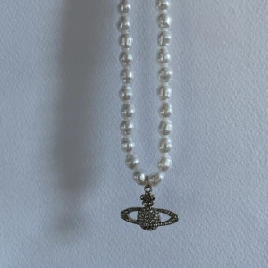 Vivienne Westwood liknande halsband  - Vivienne Weswood liknande halsband med pärlor🤍Jättefin och helt oanvänt