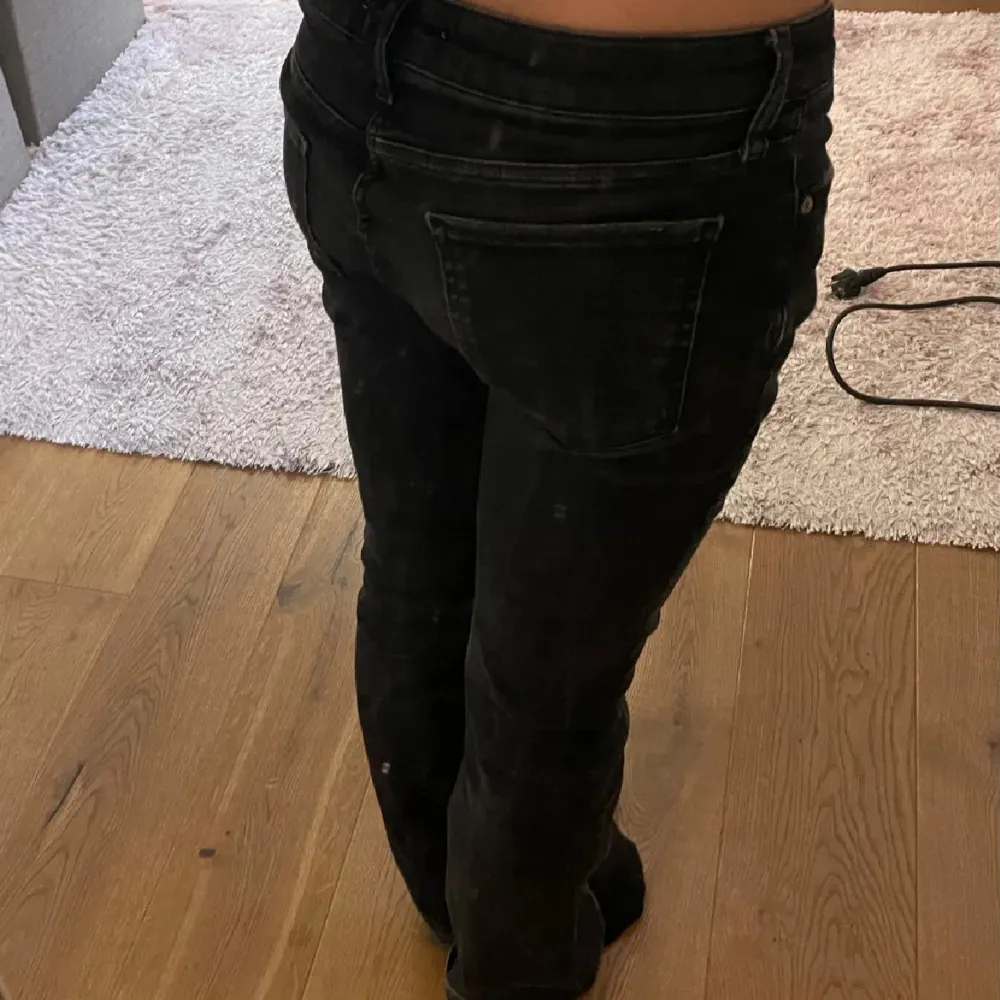 Jättesnygga zara jeans! Köpta för två år sedan, inte mina bilder fråga privat för egna💗 Priset går att diskuteras💕. Jeans & Byxor.