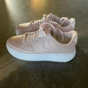 Sneakers Nike - Supersnygga ljusrosa helt nya sneakers från Nike. Nya utan prislapp pågrund av använda en gång.