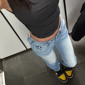 True religion Billie mid Rise  - Säljer mina true religions. W25, midrise, använda några gånger men är lite för stora. Säljer billigt finns en liten fläck nertill, syns knappt. Köpta på Nelly för 1500 ish