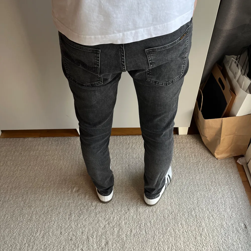 Tja! Säljer detta riktigt feta paret Nudie Jeans. Modell Tight Terry och färg Black Treats! Nypris ish 1600kr, mitt pris 349kr! Toppskick utan defekter! Vid minsta fundering tveka inte att kontakta mig! Modellen är 184, väger 67kg! //JeansLabbet. Jeans & Byxor.