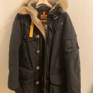 Parajumpers Musher Vinterjacka - Svart vinterjacka från PJS. Storlek M - passar L också Modell: Musher Köpt på Johnells för 13999:- Använd endast 3 vintrar I väldigt bra skick, inga fläckar.  herr jacka vinter svart päls pjs para jumper