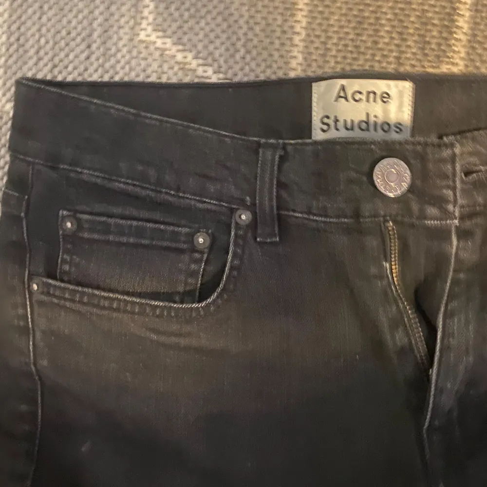 Säljer dessa tvär sköna acne jeans! I storlek 29/30 Inga skador skön pass form sitter ass bra på bena. Najs vardags jeans inte för tacki  och finns inte så mycket att klaga på.priset är inte bestämt ännu!. Jeans & Byxor.