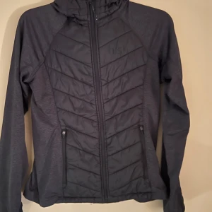 Hybrid jacka - Jättefin jacka. Pris kan diskuteras 