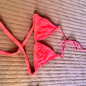 Röd bikini från UW Vince - Säljer en snygg röd bikini från UW Vince i storlek M. Den har en klassisk trekantsdesign med knytband i nacken och ryggen. Perfekt för sommarens stranddagar! 🏖️