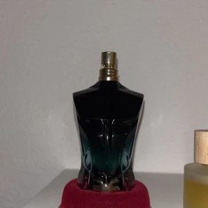 Jean Paul Gaultier Le Beau Eau de Toilette - Säljer en Jean Paul Gaultier Le Beau . Flaskan är på cirka 60-70 ml ej säker men mycket kvar original förpackning kommer med 