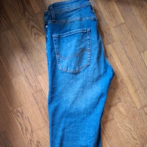 Blå jeans - Säljer dessa jack&Jones jeans för de inte kommer till användning moddel taperd Mike men sitter som normala jeans nypris 509kr mott pris 150kr skick 10av10 hör av er vid funderingar 🤗