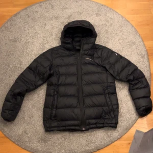 Peak perfomance jacka  - Peakperformance vinterjacka som är i jättefint skick, inga defekter alls. Storleken på den är L men passar mig som är 186cm och 70kg och vanligtvis bär M. Hör av er vid minsta lilla fråga!