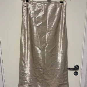 Kjol  - Fin kjol från HM med super fin mönster, önska att jag kunde använda den men tyvärr för kort. Nu skick, aldrig använd 