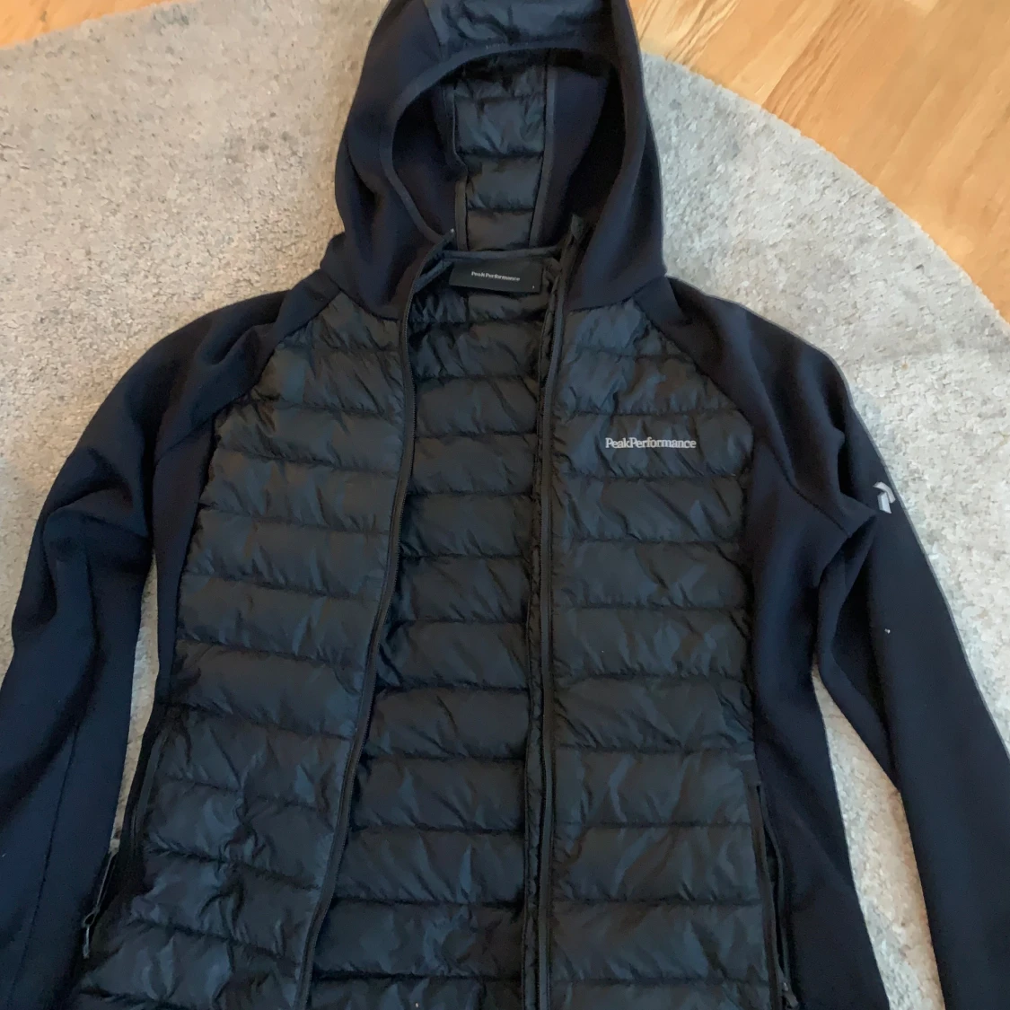 Svart jacka från Peak Performance